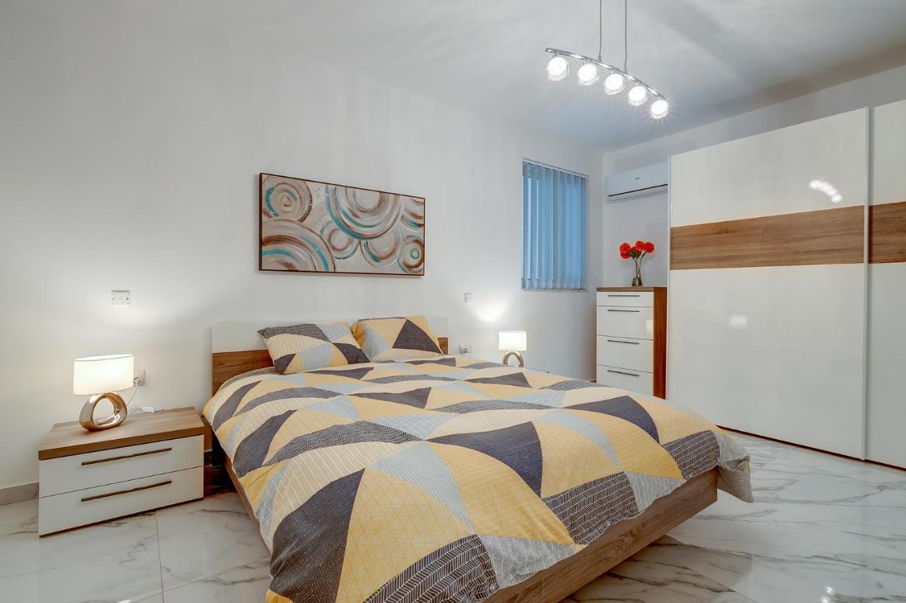 Cosy Apartment Steps To St George'S Bay Saint Julian's Eksteriør bilde