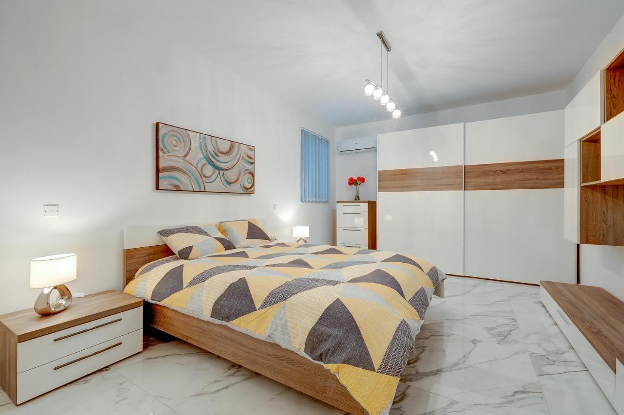 Cosy Apartment Steps To St George'S Bay Saint Julian's Eksteriør bilde