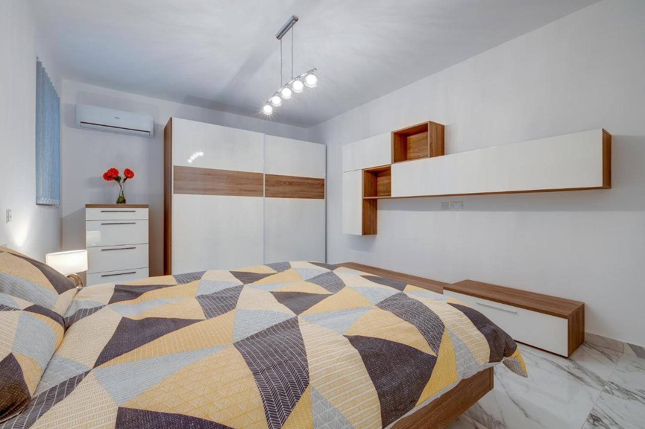 Cosy Apartment Steps To St George'S Bay Saint Julian's Eksteriør bilde